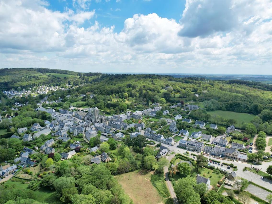 Logis Le Prieure Hotel Locronan Exterior foto